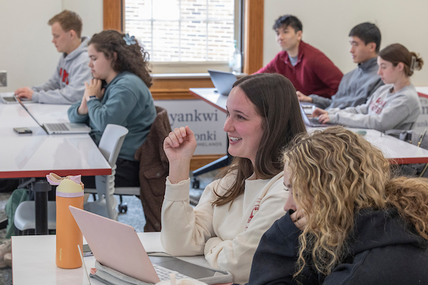 Students in a Modern English class lecture